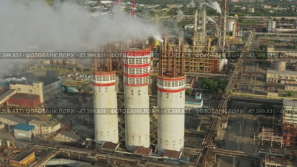 Oil and gas refinery plant. Стоковое видео, видеограф Михаил Коханчиков / Фотобанк Лори
