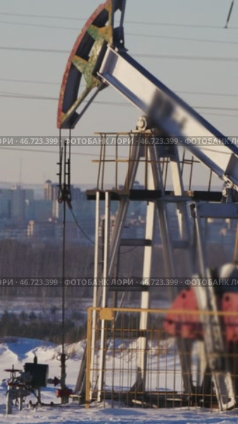 Oil pump jack operating in frigid winter conditions. Стоковое видео, видеограф Константин Шишкин / Фотобанк Лори