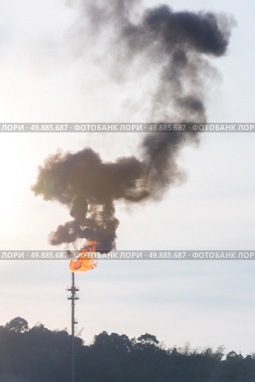 oil reinery Distillation tower with smoke stack pollution. Стоковое фото, агентство Ingram Publishing / Фотобанк Лори