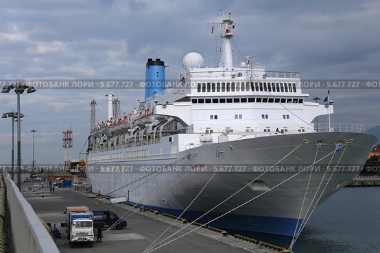 Океанский лайнер Thomson Spirit с туристами в Имеретинском порту во время олимпиады , Сочи (2014 год). Редакционное фото, фотограф Алексей Гусев / Фотобанк Лори