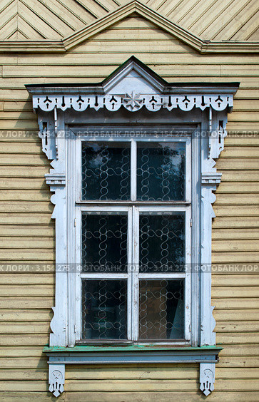 Окно с резными наличниками в старом деревянном здании (2011 год). Стоковое фото, фотограф Виктор Сагайдашин / Фотобанк Лори