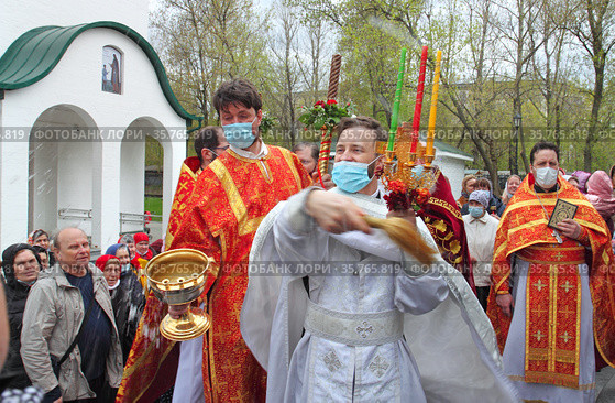 Окропление святой водой в Пасхальную неделю. Храм великомученика Дмитрия Солунского в Хорошеве. Москва (2021 год). Редакционное фото, фотограф Сергей Соболев / Фотобанк Лори