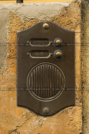 Old Bronze Door Intercom Buzzer. Стоковое фото, фотограф Nicola Galiero / PantherMedia / Фотобанк Лори