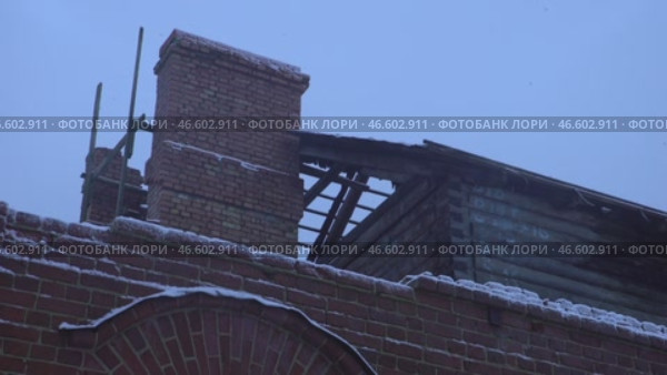 Old building, destroyed. red brick, two-story building старинное здание, разрушено. красный кирпич, двухэтажное здание. Стоковое видео, видеограф Опока Алексей / Фотобанк Лори