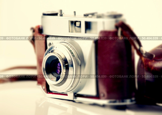 Old fashioned photography camera isolated over a white background. Стоковое фото, агентство Ingram Publishing / Фотобанк Лори