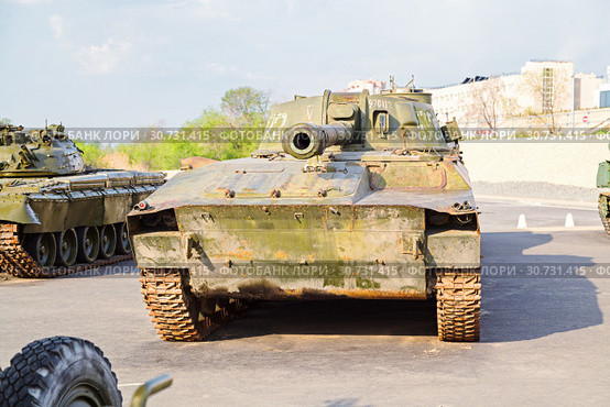 Old fighting Soviet tank. A look in a fullface (2019 год). Редакционное фото, фотограф Владимир Арсентьев / Фотобанк Лори