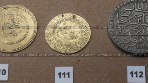 Old golden and silver coins of Ottoman Empire in a museum. Close up 4k view. Старинные монеты Османской империи в музее. Стоковое видео, видеограф Александр Кузнецов / Фотобанк Лори