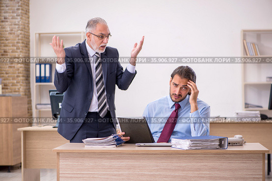 Old male boss and young employee working in the office. Стоковое фото, фотограф Elnur / Фотобанк Лори
