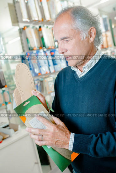 old man with a sole padding. Стоковое фото, агентство Ingram Publishing / Фотобанк Лори