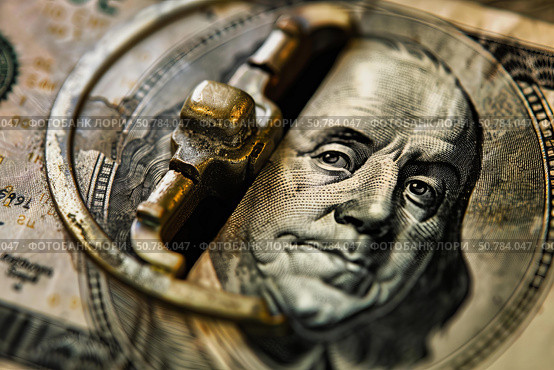 Old padlock locking one hundred dollar bill with benjamin franklin. Стоковое AI-изображение, AI-художник Иван Рябоконь / Фотобанк Лори