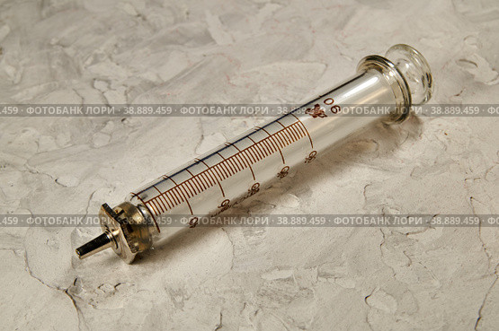 Old reusable syringes and needles. Multiple-use syringes. (2021 год). Редакционное фото, фотограф Степан Хаджи / Фотобанк Лори