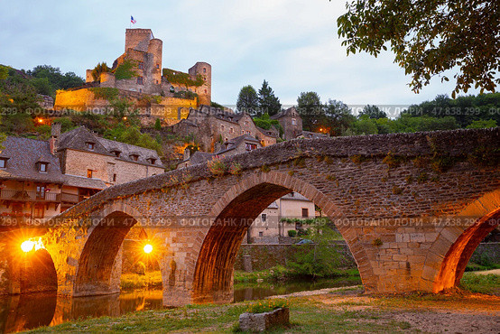 Old stony bridge dated 15th century over Aveyron river. Les Plus Beaux Villages de France (Most beautiful villages of France). Belcastel. France. Стоковое фото, фотограф Яков Филимонов / Фотобанк Лори