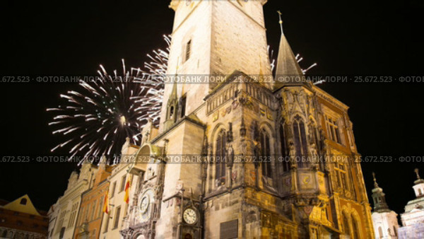 Old Town City Hall and holiday fireworks in Prague, view from Old Town Square, Czech Republic (2017 год). Стоковое видео, видеограф Владимир Журавлев / Фотобанк Лори