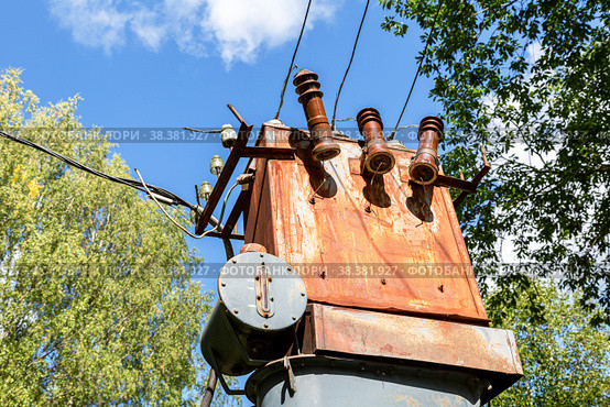 Old voltage power transformer substation at the countryside. Стоковое фото, фотограф FotograFF / Фотобанк Лори