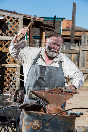 Old West Blacksmith. Стоковое фото, фотограф Scott Griessel / PantherMedia / Фотобанк Лори
