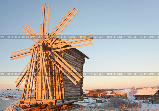 Old wooden windmill, Kizhi Island, Karelia (2017 год). Редакционное фото, фотограф Алексей Кокоулин / Фотобанк Лори