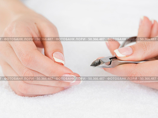 OLYMPUS DIGITAL CAMERA. manicured hands holding nail clipper. Стоковое фото, агентство Ingram Publishing / Фотобанк Лори
