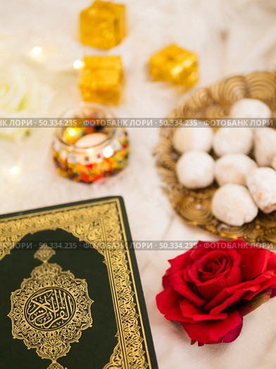 OLYMPUS DIGITAL CAMERA. top view table arrangement with quran roses pastries. Стоковое фото, агентство Ingram Publishing / Фотобанк Лори