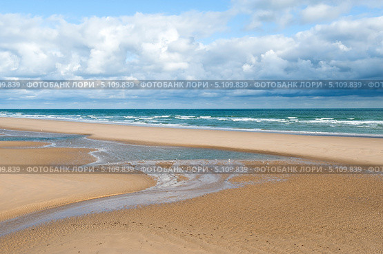 Omaha beach , Normandy, France-один из пяти пляжей высадки десанта союзников во время войны (2013 год). Стоковое фото, фотограф Татьяна Кахилл / Фотобанк Лори