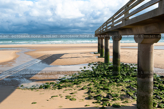 Omaha beach , Normandy, France-один из пяти пляжей высадки десанта союзников во время войны (2013 год). Стоковое фото, фотограф Татьяна Кахилл / Фотобанк Лори