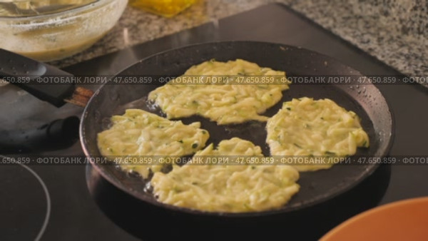 On plate are vegetable pancakes made from grated zucchini. Стоковое видео, видеограф Яков Филимонов / Фотобанк Лори