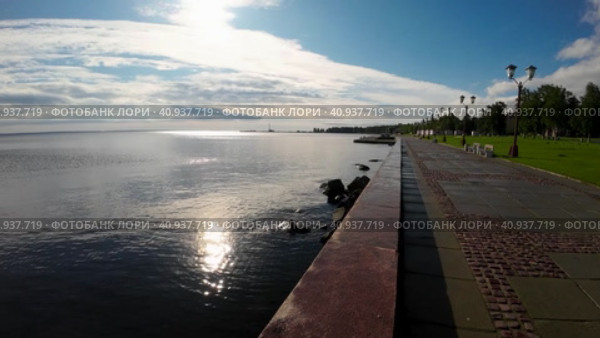 Онежское озеро и набережная в городе Петрозаводске солнечным утром выходного дня летом (2023 год). Редакционное видео, видеограф Sergei Gorin / Фотобанк Лори