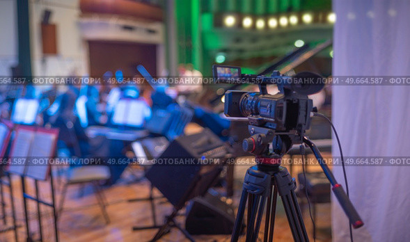 online stream of a concert at the Philharmonic without people. Стоковое фото, агентство Ingram Publishing / Фотобанк Лори