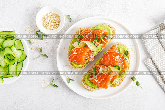 Open sandwiches with salted salmon, guacamole avocado and microgreens. Seafood. Healthy food. Top view. Стоковое фото, агентство Ingram Publishing / Фотобанк Лори