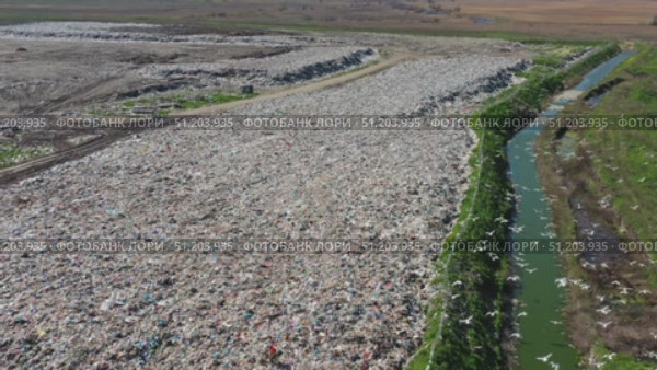 Open storage of solid waste garbage. Стоковое видео, видеограф Михаил Коханчиков / Фотобанк Лори