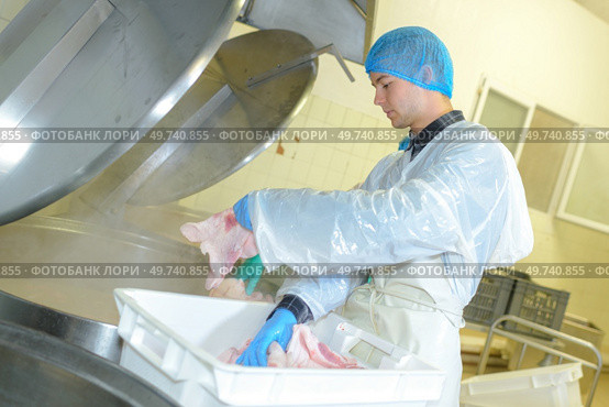 operative cooking chicken in industrial vat. Стоковое фото, агентство Ingram Publishing / Фотобанк Лори