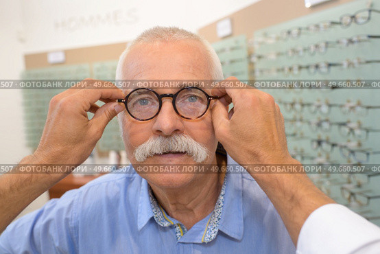 ophthalmologist checking glasses the eyes. Стоковое фото, агентство Ingram Publishing / Фотобанк Лори