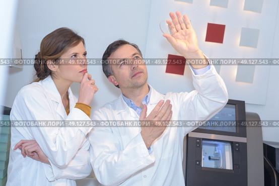 opticians working in the laboratory. Стоковое фото, агентство Ingram Publishing / Фотобанк Лори