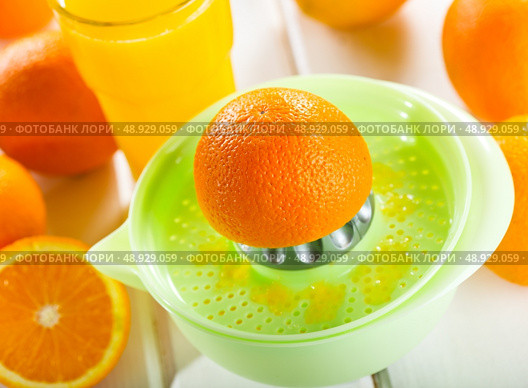 orange squeezer with fresh fruits and glass of juice. Стоковое фото, агентство Ingram Publishing / Фотобанк Лори