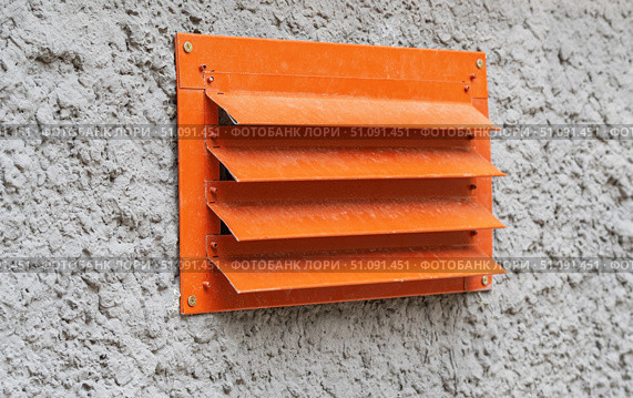 Оранжевая металлическая вентиляционная решетка на стене дома. Orange metal ventilation grate on the wall of the house. Стоковое фото, фотограф Татьяна Д / Фотобанк Лори