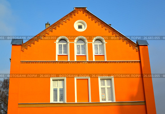 Оранжевый фасад  жилого дома. Польша, Кентшин (2014 год). Редакционное фото, фотограф Ирина Борсученко / Фотобанк Лори
