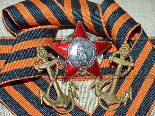 Орден «Красной Звезды», якоря и георгиевская ленточка. Награды фронтовика. Семейная реликвия. Память. 9 мая День Победы. Стоковое фото, фотограф Сергей Елизарьев / Фотобанк Лори