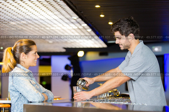 ordering from an establishment bar area. Стоковое фото, агентство Ingram Publishing / Фотобанк Лори