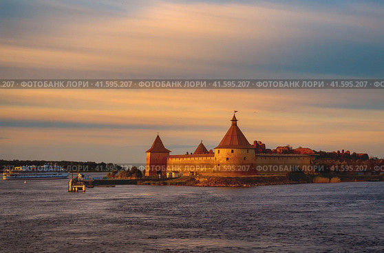 Oreshek fortress at the source of the Neva on Lake Ladoga. The Oreshek fortress got its name from the name of Orekhovoy Island, on which it was founded in 1323 by Prince Yuri Danilovich, the grandson of Alexander Nevsky (2023 год). Стоковое фото, фотограф Оксана Медведева / Фотобанк Лори