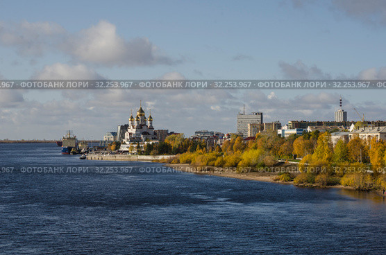 Осень в городе. Вид на город Архангельск. Михайло-Архангельский собор. Россия, Архангельская область (2019 год). Стоковое фото, фотограф Яковлев Сергей / Фотобанк Лори