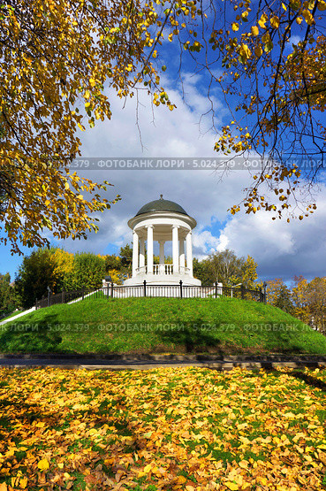 Осенний пейзаж, беседка Островского в Костроме (2010 год). Стоковое фото, фотограф ElenArt / Фотобанк Лори