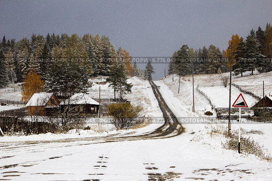 Осенний снегопад в поселке Сибирка, Южный Урал (2014 год). Стоковое фото, фотограф Александр Усик / Фотобанк Лори