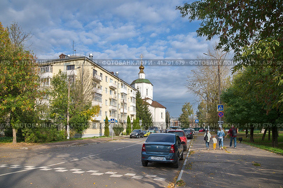 Осенний вид на набережную Афанасия Никитина и собор Успения пресвятой Богородицы в Твери, Россия (2023 год). Редакционное фото, фотограф Елена Коромыслова / Фотобанк Лори