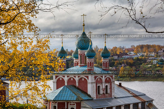 Осенний вид на православный храм Казанской иконы Божией Матери в городе Тутаеве (бывший Романов-Борисоглебск) Ярославской области, Россия (2016 год). Стоковое фото, фотограф Николай Винокуров / Фотобанк Лори
