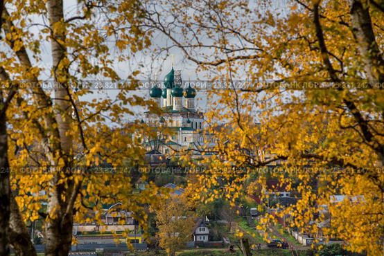 Осенний вид на православный Воскресенский собор на борисоглебской стороне города Тутаева (бывший Романов-Борисоглебск) Ярославской области, Россия (2016 год). Стоковое фото, фотограф Николай Винокуров / Фотобанк Лори