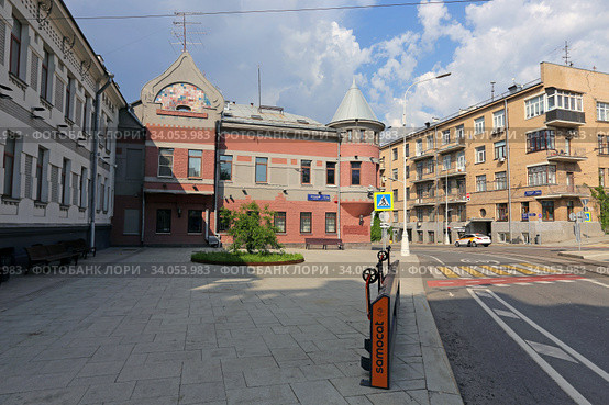 Особняк Филипповых летом. Город Москва, Яузская улица, 1/15, строение 8 (2020 год). Редакционное фото, фотограф Алексей Гусев / Фотобанк Лори