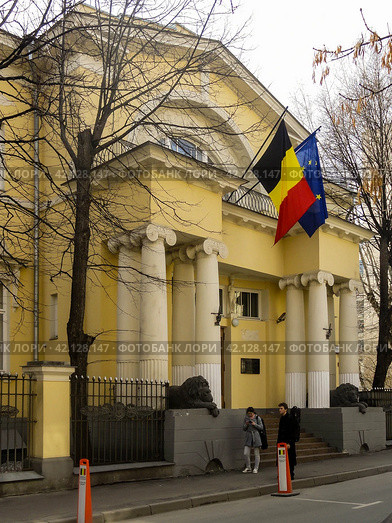 Особняк Грибова, резиденция посла Бельгии в Хлебном переулке, центр Москвы. Residence of Belgium ambassador into Russia in the former Gribov's mansion. Cloudy spring view. (2019 год). Редакционное фото, фотограф Александр Кузнецов / Фотобанк Лори