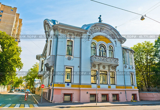 Особняк Ивана Миндовского. Поварская улица, дом 44/2. Солнечное летнее утро. Москва (2024 год). Редакционное фото, фотограф E. O. / Фотобанк Лори
