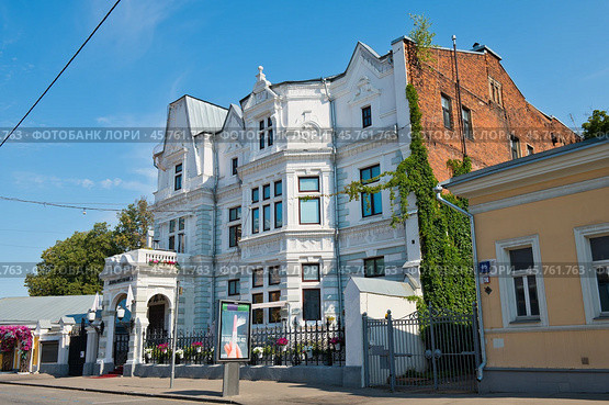 Особняк Святополк-Четвертинского. Центральный дом литераторов (ЦДЛ). Поварская улица, дом 50/53. Лето. Москва. Россия (2024 год). Редакционное фото, фотограф E. O. / Фотобанк Лори