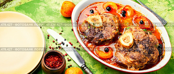 Ossobuco, traditional dish of Italian cuisine. Stewed calf leg. Italian veal steak ossobuco. Стоковое фото, агентство Ingram Publishing / Фотобанк Лори