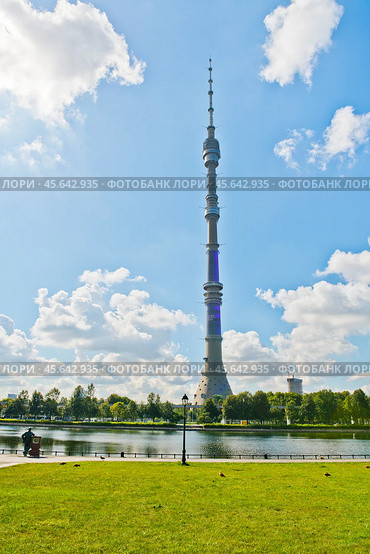 Останкинская телебашня. Солнечный летний день. Москва. Россия (2024 год). Редакционное фото, фотограф E. O. / Фотобанк Лори